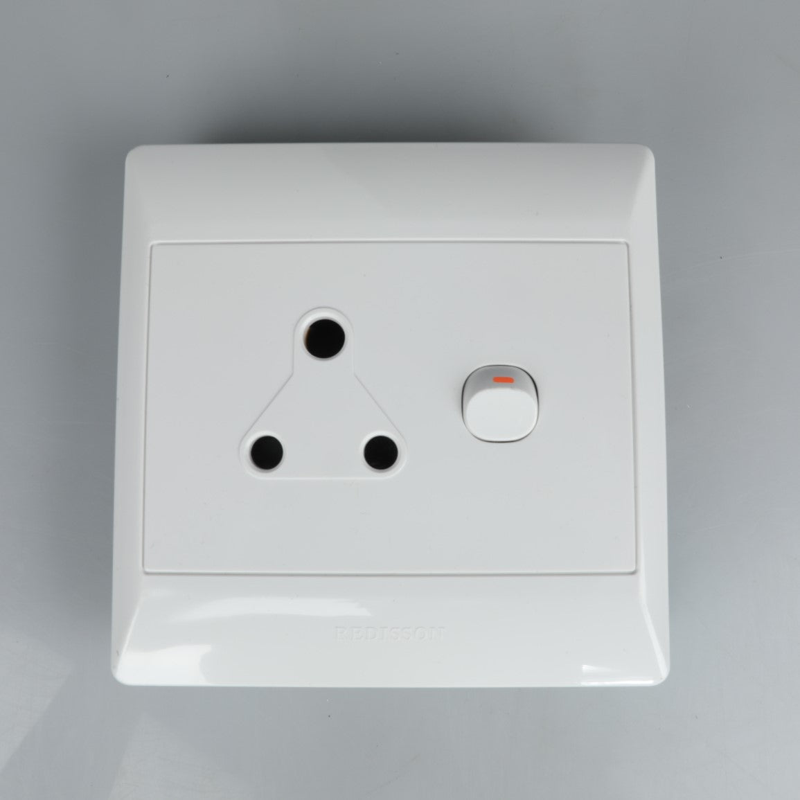 REDISSON White Wall Switched Socket – Effortless Control and Enduring Quality S001 White