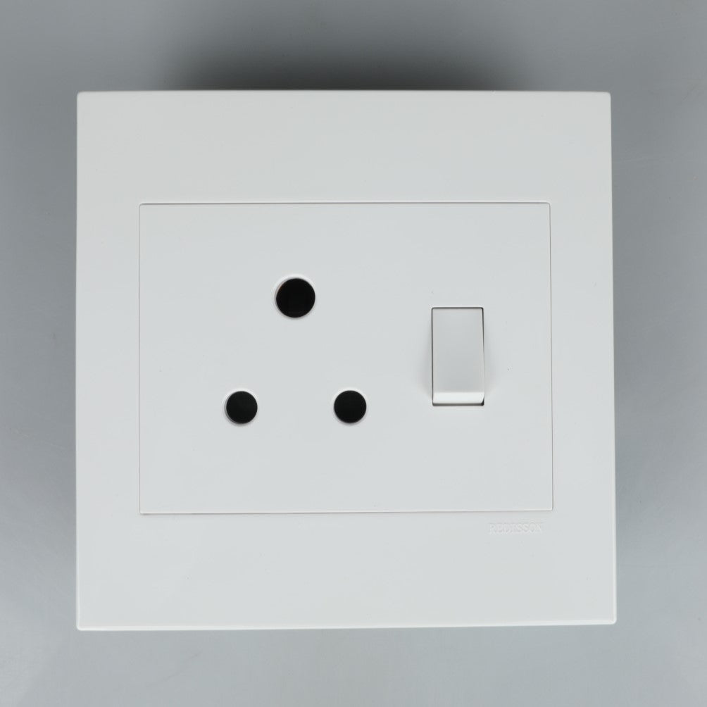 REDISSON S001-C 1x16A White Wall Switched Socket – Effortless Control and Enduring Quality 4x4